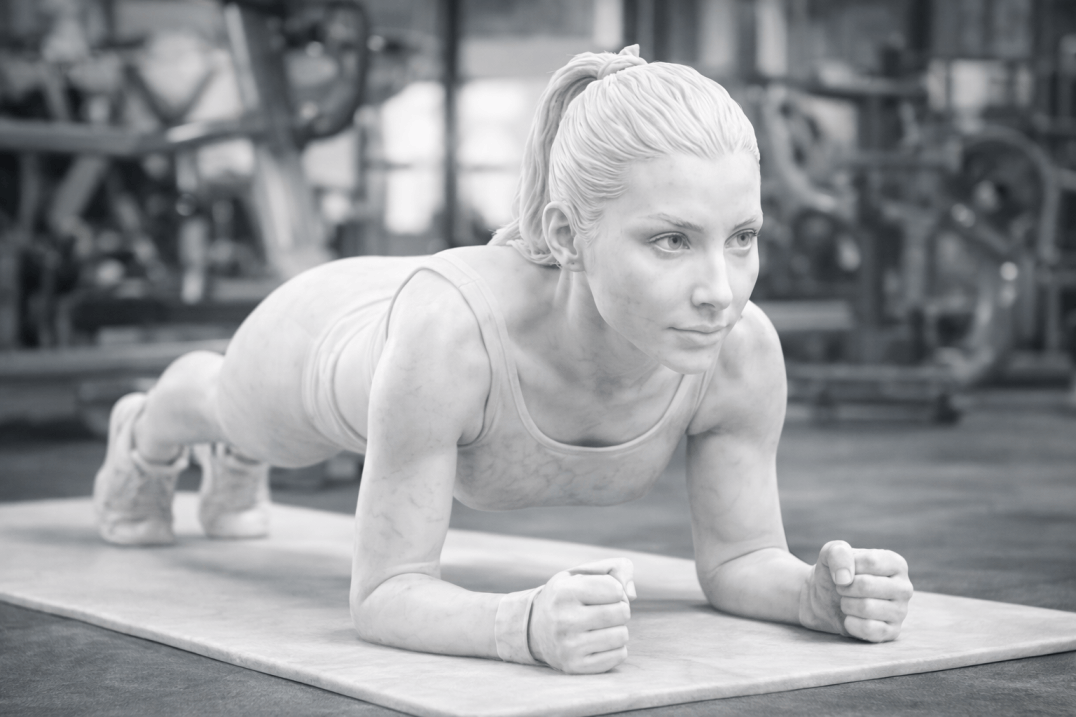 Escultura de mujer haciendo la plancha como una deportista